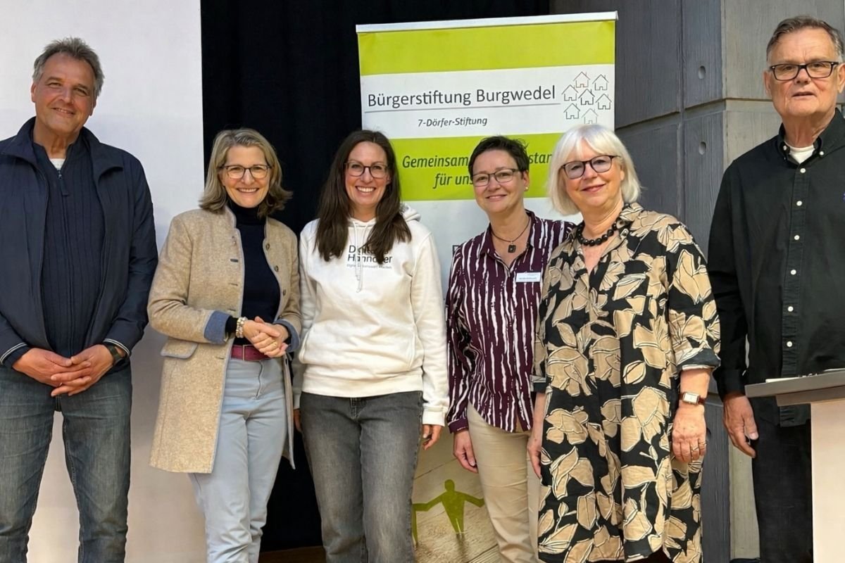 Gruppenbild beim Vortrag für die Bürgerstiftung Burgwedel